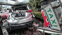 Bagian belakang mobil remuk.