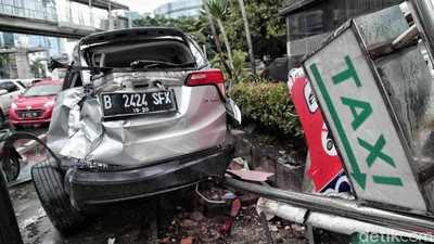 Foto: Mobil Crossover Remuk Ditabrak Kopaja