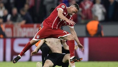 Foto: Aksi Tarik dan Tekel Penyusup Lapangan kepada Ribery