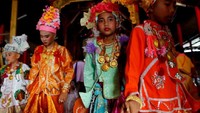 Di hari kedua dan ketiga, mereka di arak-arak dengan musik dan kuda menuju kuil untuk berdoa. (Jorge Silva/Reuters)