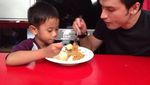 10 Pose Keren Indra L. Bruggman Saat Makan dan Ngemil