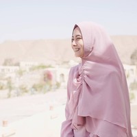 Agar beraktivitas dengan lebih leluasa, Anda juga bisa memilih khimar instan seperti tampilan Nadiah ini. Khimar instan kini sudah memiliki banyak variasi desain. Foto: Instagram Nadiah Fatimah