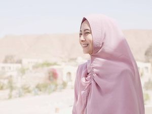 10 Inspirasi Baju Syari untuk Traveling dari Selebgram Hijab Indonesia