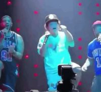 Sibuk Selfie Saat Konser, Model Jepang Dilempar Handuk Oleh Bruno Mars