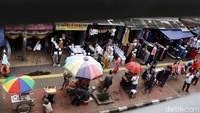 Tidak hanya pakaian, para PKL juga menjual buah-buahan dan minuman di atas trotoar tersebut.