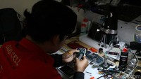 Dengan biaya suku cadang handphone yang terdampak dari pelemahan rupiah ini pun secara langsung menggerus pendapatan pedagang.