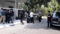 Rendra dijemput di rumahnya di Mojokerto. (Foto: Istimewa)