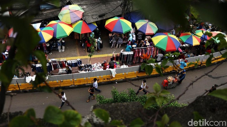Trotoar Blok F Tanah Abang Dipenuhi PKL, Ini Kata Sandiaga Trotoar Blok F Tanah Abang Dipenuhi PKL, Ini Kata Sandiaga