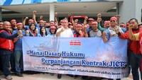Ratusan pekerja yang tergabung dalam serikat pekerja Jakarta Internasional Container Terminal (JICT) mengeluhkan mengenai menurunnya tingkat kesejahteraan pekerja. Foto: dok. JICT