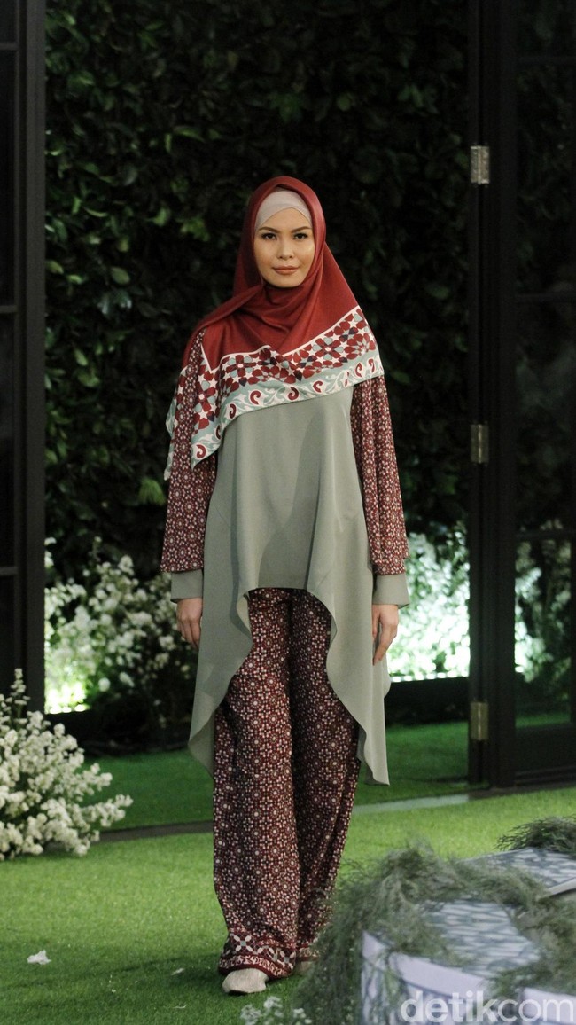 Koleksi Lebaran 2018 dari label hijab Mandjha Ivan Gunawan yang dipamerkan dalam fashion show di Suasana Restaurant, Aston Kuningan, Rabu, [25/4/2018]. [Foto: Mohammad Abduh/Wolipop]