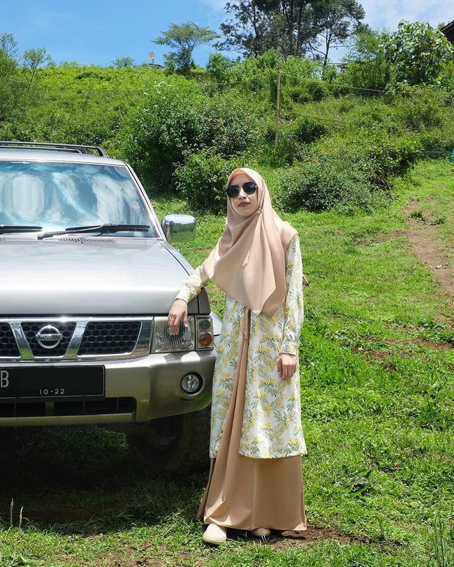 Memakai busana syari seringkali dianggap repot atau tidak praktis. Padahal berbusana syari tidak menghambat aktivitas, termasuk saat traveling. Beberapa selebgram hijab Indonesia memiliki gaya yang tetap fashionable saat traveling. Foto: Instagram Fitri Aulia
