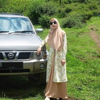 Memakai busana syari seringkali dianggap repot atau tidak praktis. Padahal berbusana syari tidak menghambat aktivitas, termasuk saat traveling. Beberapa selebgram hijab Indonesia memiliki gaya yang tetap fashionable saat traveling. Foto: Instagram Fitri Aulia