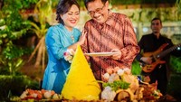 Salam cinta penuh sayang untuk suamiku, tulis @happydajrot. Duh, pasangan ini ternyata so sweet banget. Apalagi melihat gaya Djarot saat memotong tumpeng. Terlihat jelas kalau mereka saling menyayangi satu sama lain. Foto: Instagram @happydjarot