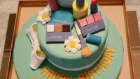 Kue ulang tahun berwarna tosca ini adalah salah satu ice cream cake dengan hiasan kosmetik yang diberikan untuk Chiki. Foto: Instagram @chikifawzi
