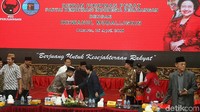 Sebelum memulai pertemuan, Hasto juga menceritakan Bung Karno yang kerap mengikuti pengajian. Hasto juga menyebutkan adanya masjid yang juga dibangun oleh Bung Karno dan Megawati di belahan dunia.