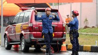Salah satu korban harus diangkat menggunakan tandu dari lantai 5 karena kondisi yang tidak memungkinkan. Begini aksi para petugas damkar yang mengevakuasi korban dari lantai 5.