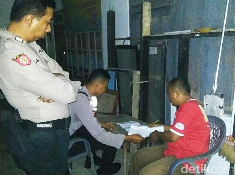 Rumah Tempat Mengoplos Miras di Situbondo Digerebek Rumah Tempat Mengoplos Miras di Situbondo Digerebek