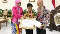 Marvel datang menerima penghargaan bersama ayah dan ibunya. Keduanya nampak begitu bangga dengan Marvel yang di usia sangat muda sudah sebegitu kreatif. 