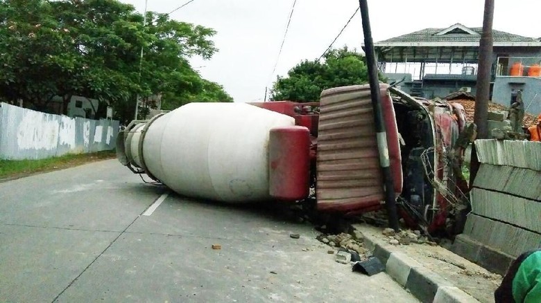 Rem Blong, Truk Molen Terguling di Tanjung Barat Arah Pasar Minggu Rem Blong, Truk Molen Terguling di Tanjung Barat Arah Pasar Minggu