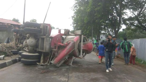Rem Blong, Truk Molen Terguling di Tanjung Barat Arah Pasar Minggu