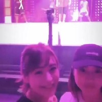 Namun hal tersebut ternyata membuat kesal Bruno Mars. Pelantun 24k Magic itu dikatakan sampai melempar handuk kepada Moeka agar ia berhenti selfie. Foto: Instagram Moeka Nozaki