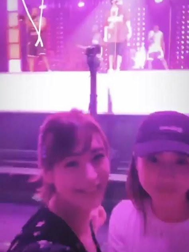 Namun hal tersebut ternyata membuat kesal Bruno Mars. Pelantun 24k Magic itu dikatakan sampai melempar handuk kepada Moeka agar ia berhenti selfie. Foto: Instagram Moeka Nozaki