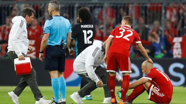 Arjen Robben mengalami cedera pada menit-menit awal di leg pertama semifinal Liga Champions.