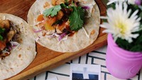 Lembaran tortilla dengan isian potongan daging dan sayuran enak nih jadi camilan. Apalagi dimakan saat bersantai di kafe. Foto: Instagram @chikifawzi