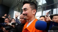 Zumi Zola cengengesan usai diperiksa KPK, Kamis (26/4/2018) di Jakarta.