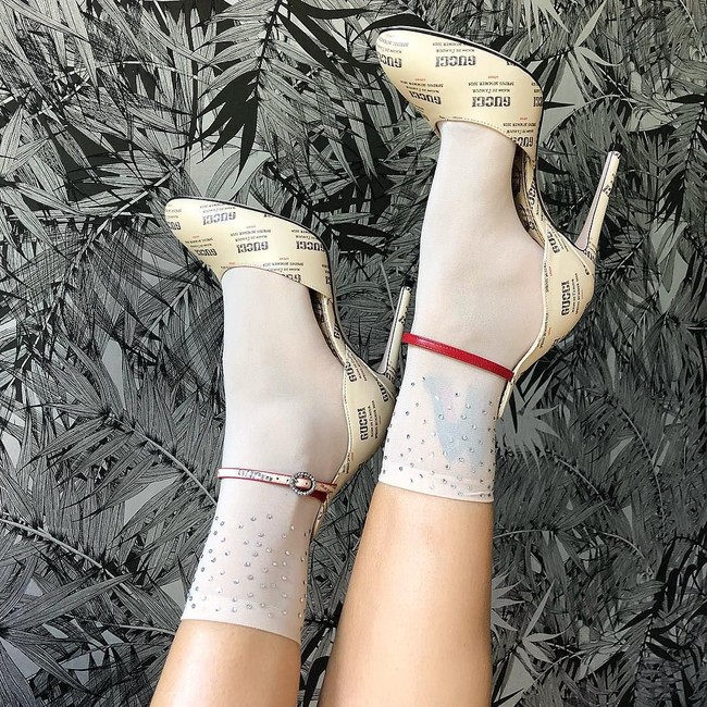 Gucci juga menjadi favorit ibu empat anak ini. Di salah satu posting-an di Instagram, ia memamerkan heels Gucci seharga Rp 15 jutaan. (Foto: Instagram/theofficialsonalmaherali)