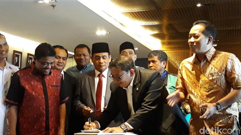Fadli Zon Galang Tanda Tangan Dukung Pansus Angket TKA Fadli Zon Galang Tanda Tangan Dukung Pansus Angket TKA