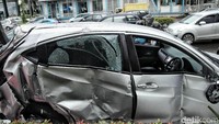 Bagian kanan mobil penyok. Kaca juga pecah.