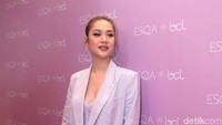 Ia tampil menawan dengan busana berwarna pink. Pool/Noel/detikFoto.