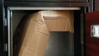 Si petugas pikir paketnya masih bisa muat di kotak surat, memang harus dicoba supaya bisa tahu hasilnya. Istimewa.