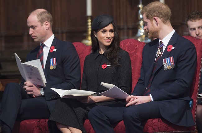Salah satu penampilan Meghan yang mengikuti rekomendasi Kate, ketika ia memakai setelan hitam dari Emilia Wickstead dan topi Phillip Treacy saat hadir di Westminster Abbey. Foto: Dok. Getty Images