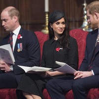Salah satu penampilan Meghan yang mengikuti rekomendasi Kate, ketika ia memakai setelan hitam dari Emilia Wickstead dan topi Phillip Treacy saat hadir di Westminster Abbey. Foto: Dok. Getty Images
