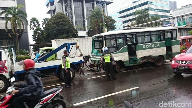 Kopaja seruduk mobil di Jalan HR Rasuna Said