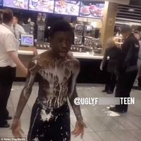 Tak Sabar Nunggu, Pria Ini Naik ke Meja Kasir McDonald's dan Buka Baju