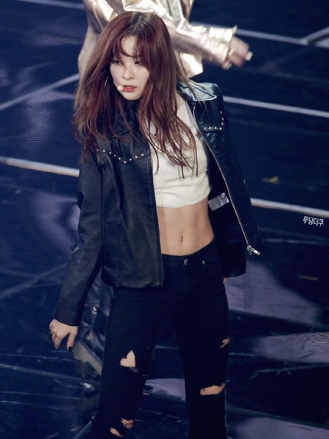 Seulgi dari Red Velvet juga punya perut ramping dan seksi. Saat wawancara di sebuah stasiun radio, Seulgi mengaku kalau dia banyak latihan pernapasan dan berdansa setiap waktu karena profesinya. Oleh karena itu otot-otot perutnya pun terbentuk. Foto: dok. Koreaboo