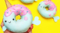 Kalau ini bentuknya apa ya? Donat yang satu ini berbentuk mirip seperti lumba-lumba dengan sentuhan warna pink dan biru. Foto: Instagram @vickiee_yo