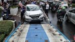 Mobil Crossover yang Ditabrak Kopaja Dievakuasi