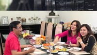 Begini suasana Happy dan Djarot saat makan sambil shooting sebuah acara di ruang makan rumahnya. Terlihat ada rekaman Happy sedang memasak hidangan yang sedang Djarot lahap. Foto: Instagram @happydjarot