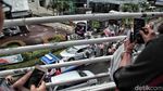 Mobil Crossover yang Ditabrak Kopaja Dievakuasi
