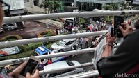 Warga menyaksikan proses evakuasi.