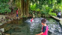Menurut cerita, mata air ini dulunya peninggalan dari Syeh Abdul Manaf. Ia merupakan tokoh yang menyebarkan agama islam pertama di wilayah Sandingtaman. Jauh sebelum itu, sumber mata air cidehem ini juga peninggalan dari Eyang Jagad Nata Tirta Sukma yang konon merupakan manusia pertama di tatar sunda. (Dadang Hermansyah/detikTravel)