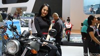 Setiap pameran otomotif identik dengan deretan wanita-wanita cantik atau yang biasa disapa Usher berdiri di samping mobil atau motor. Ada yang memang hobi, iseng, atau sekadar mencari tambahan pemasukan. Misalnya seperti si cantik Elisabeth Wilona.  Foto: Dina Rayanti