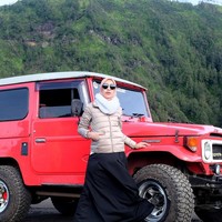 Naik gunung pakai rok? Curi gaya desainer Fitri Aulia ini. Ia memakai rok berpotongan lebar dipadukan dengan jaket dan syal. Agar leluasa bergerak, tetap pakai celana kulot di bagian dalam. Foto: Instagram Fitri Aulia