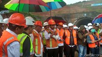 Basuki tiba di lokasi proyek sekitar pukul 14.00 WIB. Saat kondisi cuaca sedang hujan rintik-rintik.