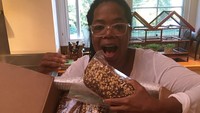 Tak melulu makan sayuran, Oprah juga doyan roti lho. Kali ini ia dihadiahi roti gandum dari temannya. Foto: Instagram oprah