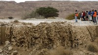 Banjir melanda kawasan perbukitan di gurun Yudea, dekat Masada, Ein Boke, Israel, usai hujan deras mengguyur pada Rabu (25/4) waktu setempat. Foto: AFP PHOTO/MENAHEM KAHANA